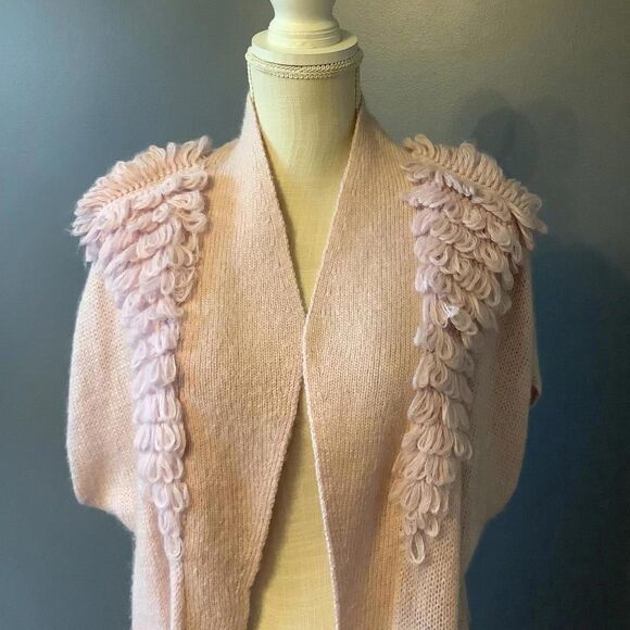 Chic Pink Knit Cardigan with Decorative Textured Shoulders - Picture 2 of 6
